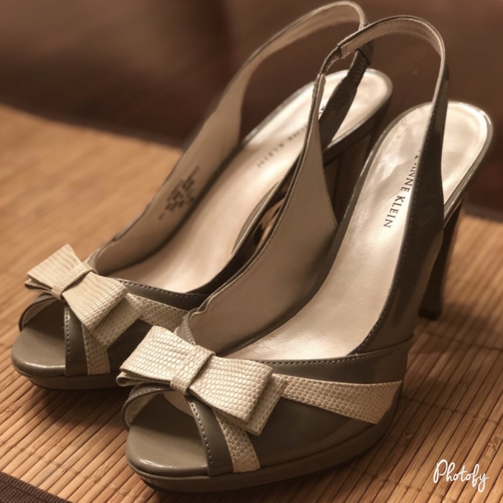 NWOT Anne Klein bow patent leather mushroom/cream